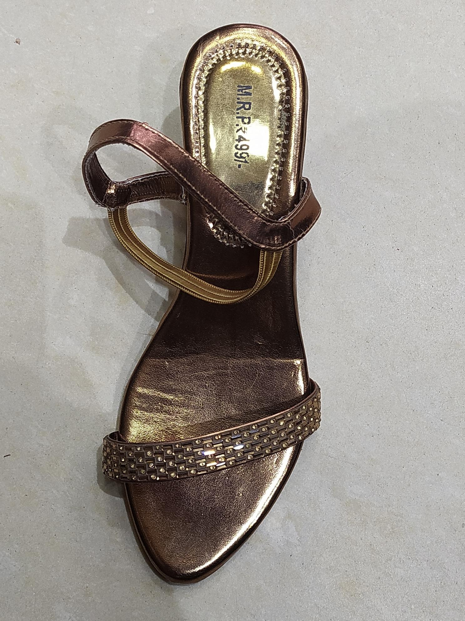 sandals for girl copper color  - 18217784 -  Standard Image - 1