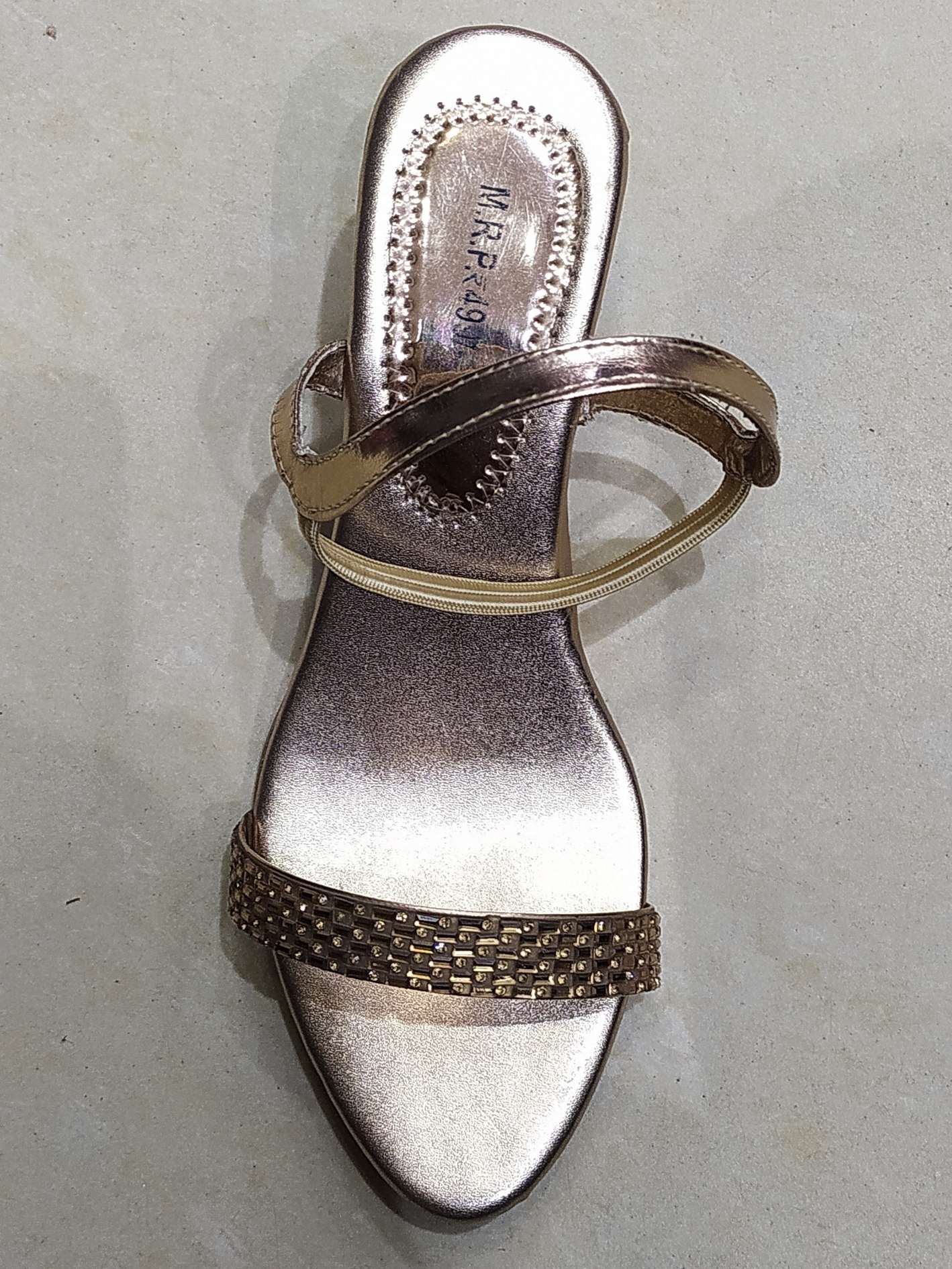 sandals for girl gold color  - 18217786 -  Standard Image - 1