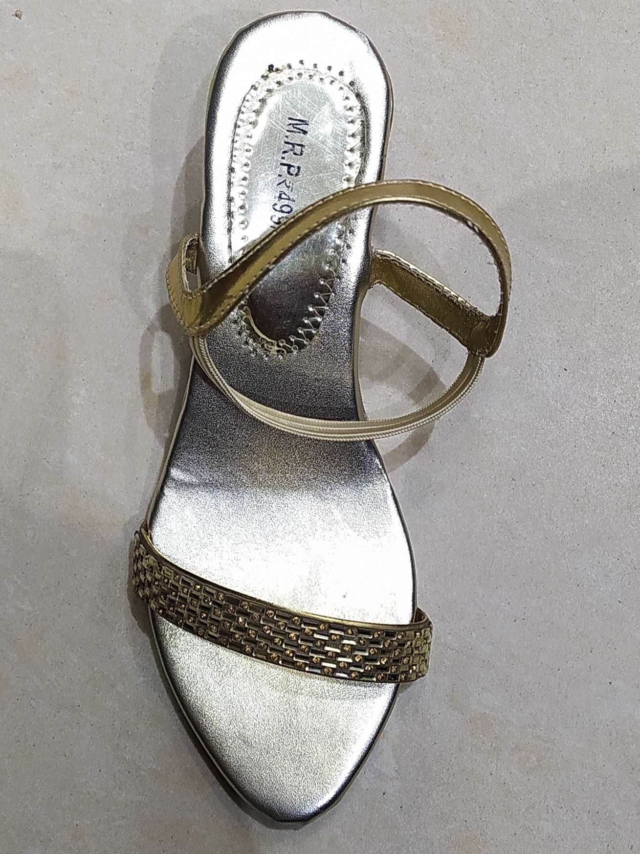 sandals for girl gold color  - 18217788 -  Standard Image - 1
