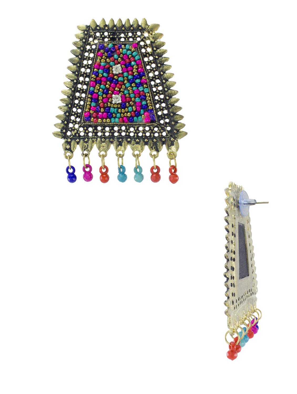 gold metal studs earring - 18228309 -  Standard Image - 1