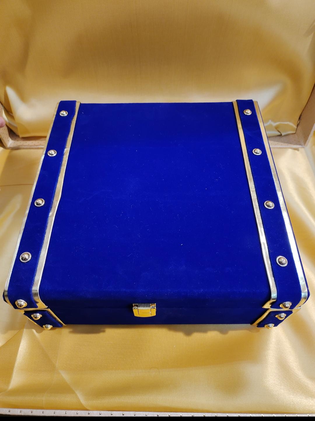 hard wood gift box  - 18232516 -  Standard Image - 1