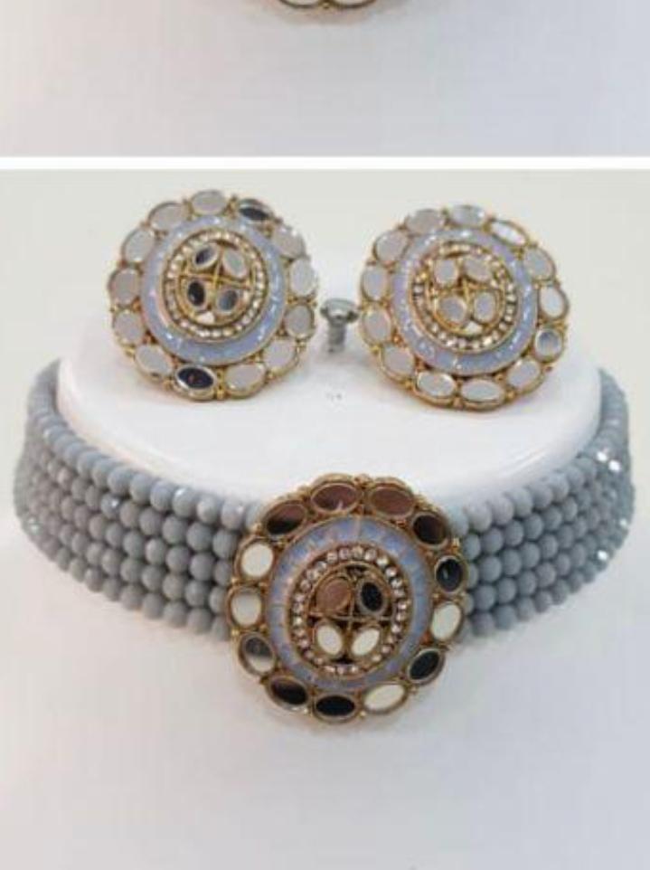 choker necklace with mirror  - 18244441 -  Standard Image - 1