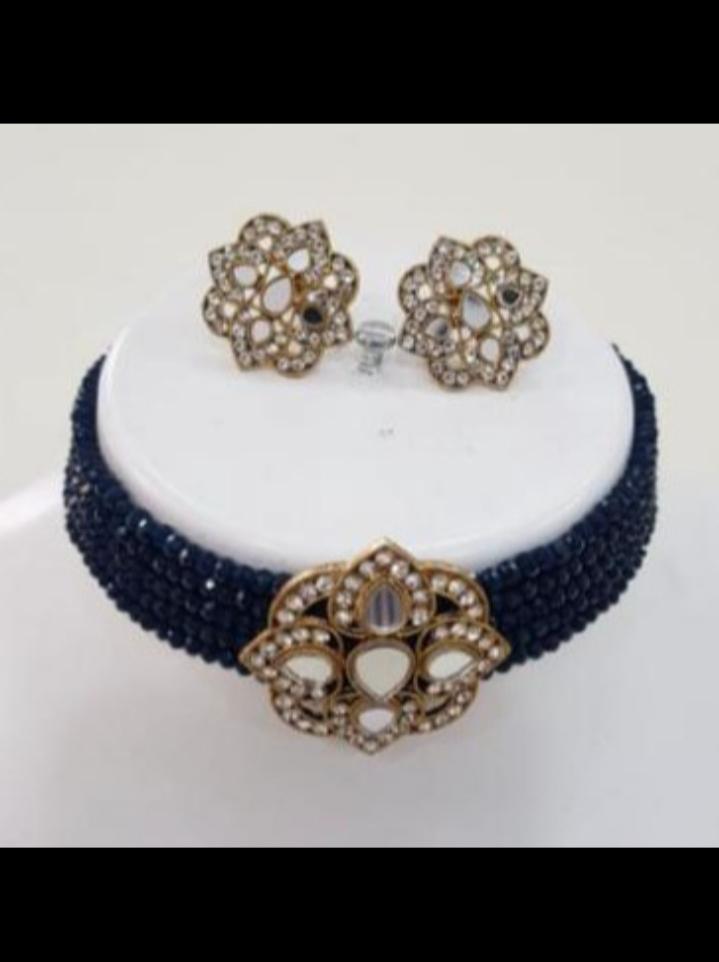 choker necklaces with mirror  - 18250697 -  Standard Image - 1