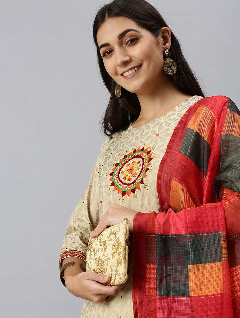 women self design kurta pant set with dupatta - 18260921 -  Standard Image - 4