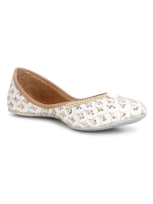 white slip on jutis 