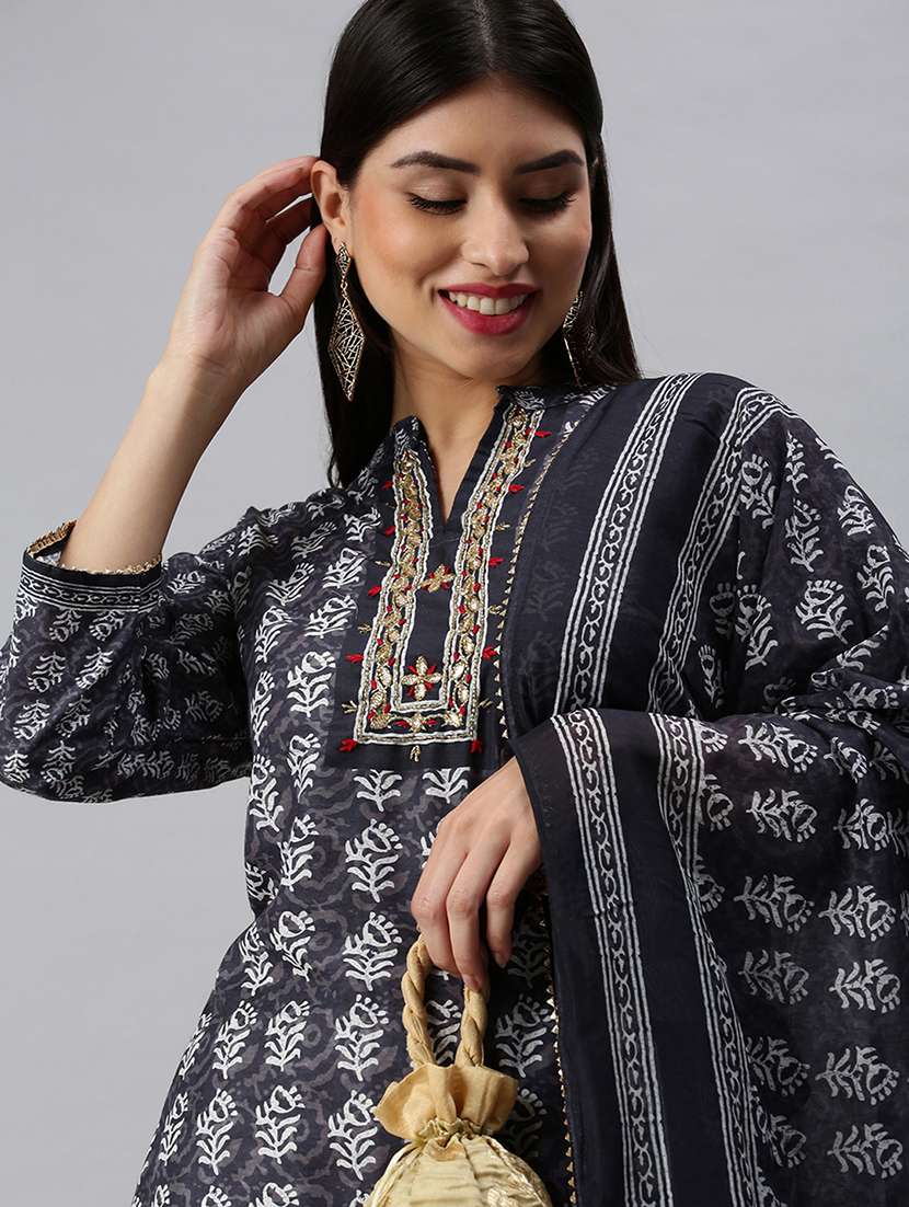 women grey batik kurta pant set with dupatta - 18285540 - Standard Image - 4