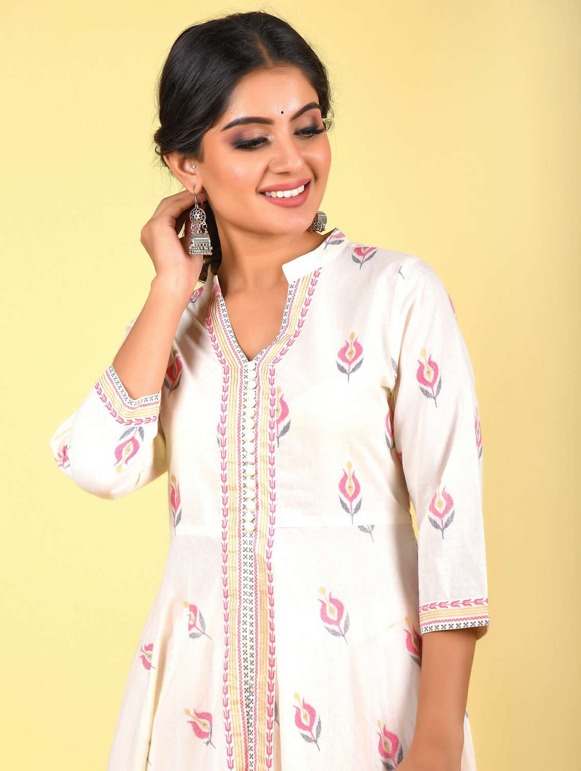 women cream mandarin neck kurta palazzo set  - 18294451 -  Standard Image - 4