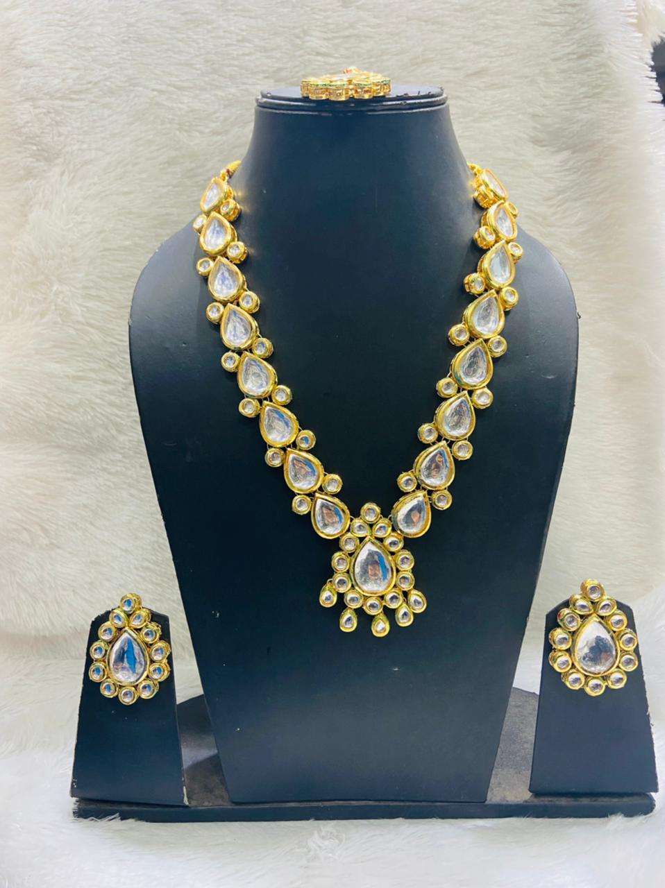 necklace set  - 18300189 -  Standard Image - 1