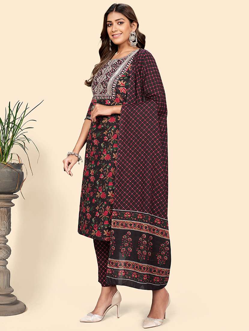 brown suit set - 18306234 -  Standard Image - 1