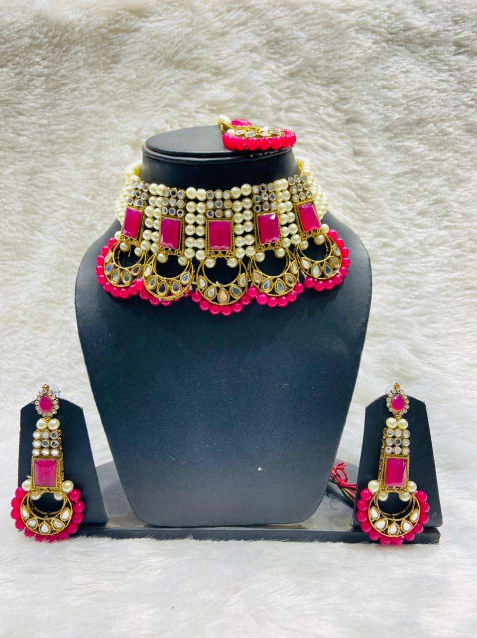 necklace set  - 18317258 -  Standard Image - 1