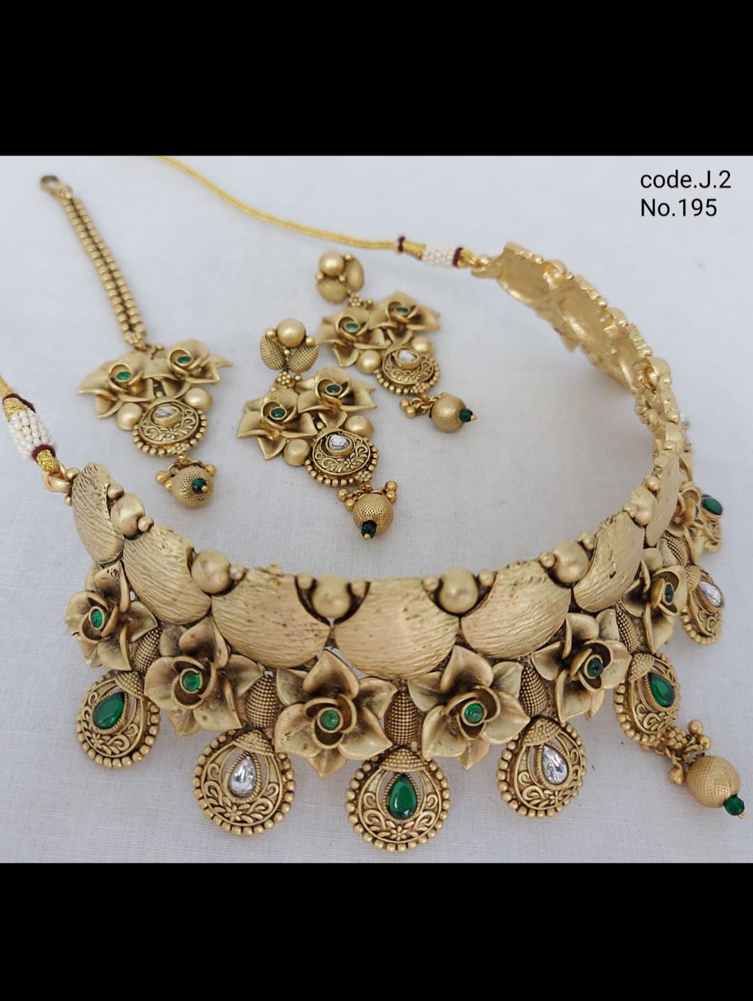 necklace set  - 18321591 -  Standard Image - 1
