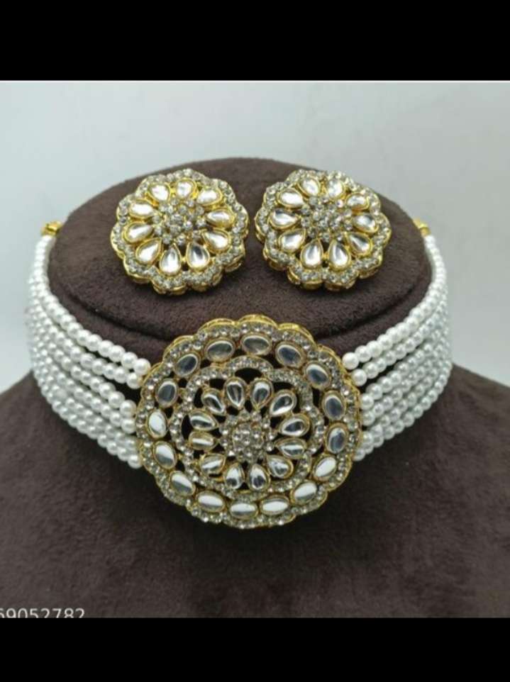 necklace with earrings  - 18326884 -  Standard Image - 1