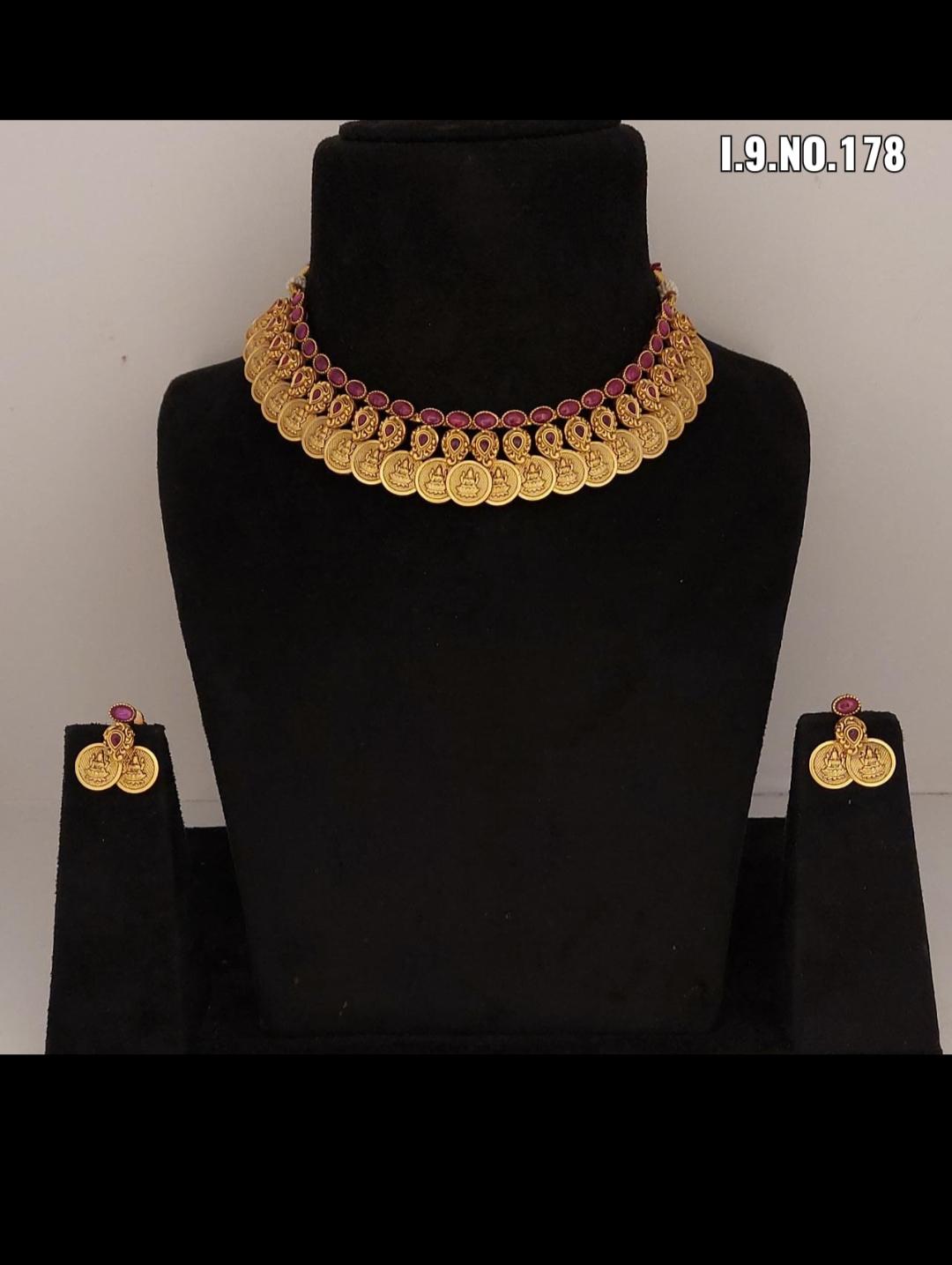 necklace set  - 18334588 -  Standard Image - 1