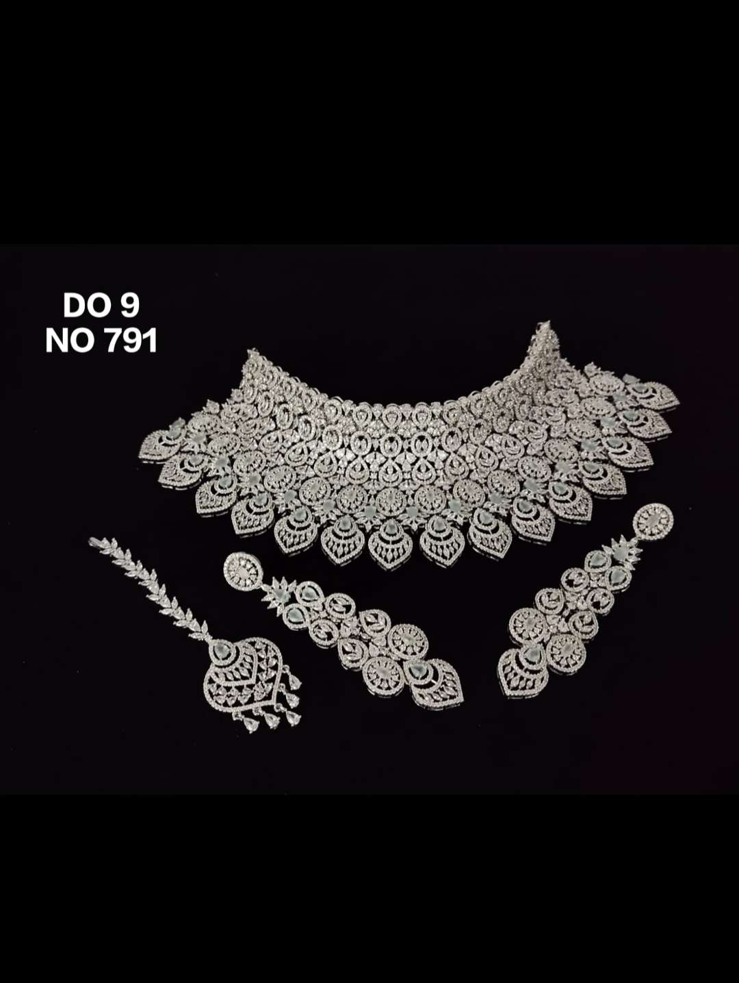 necklace set  - 18359742 -  Standard Image - 1