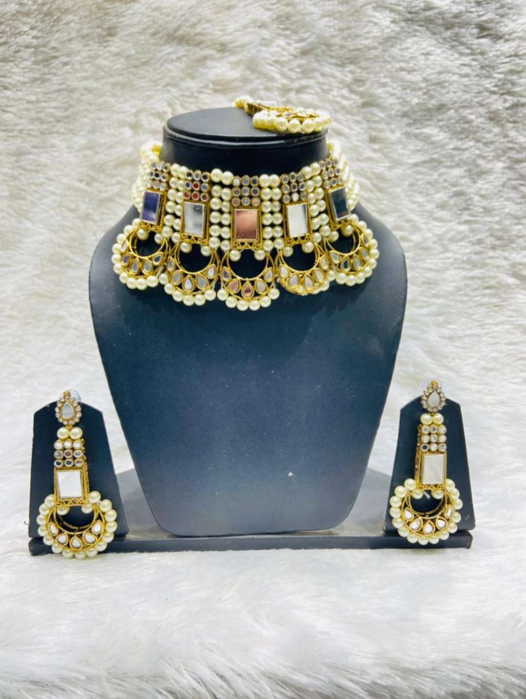 necklace set  - 18359784 -  Standard Image - 1