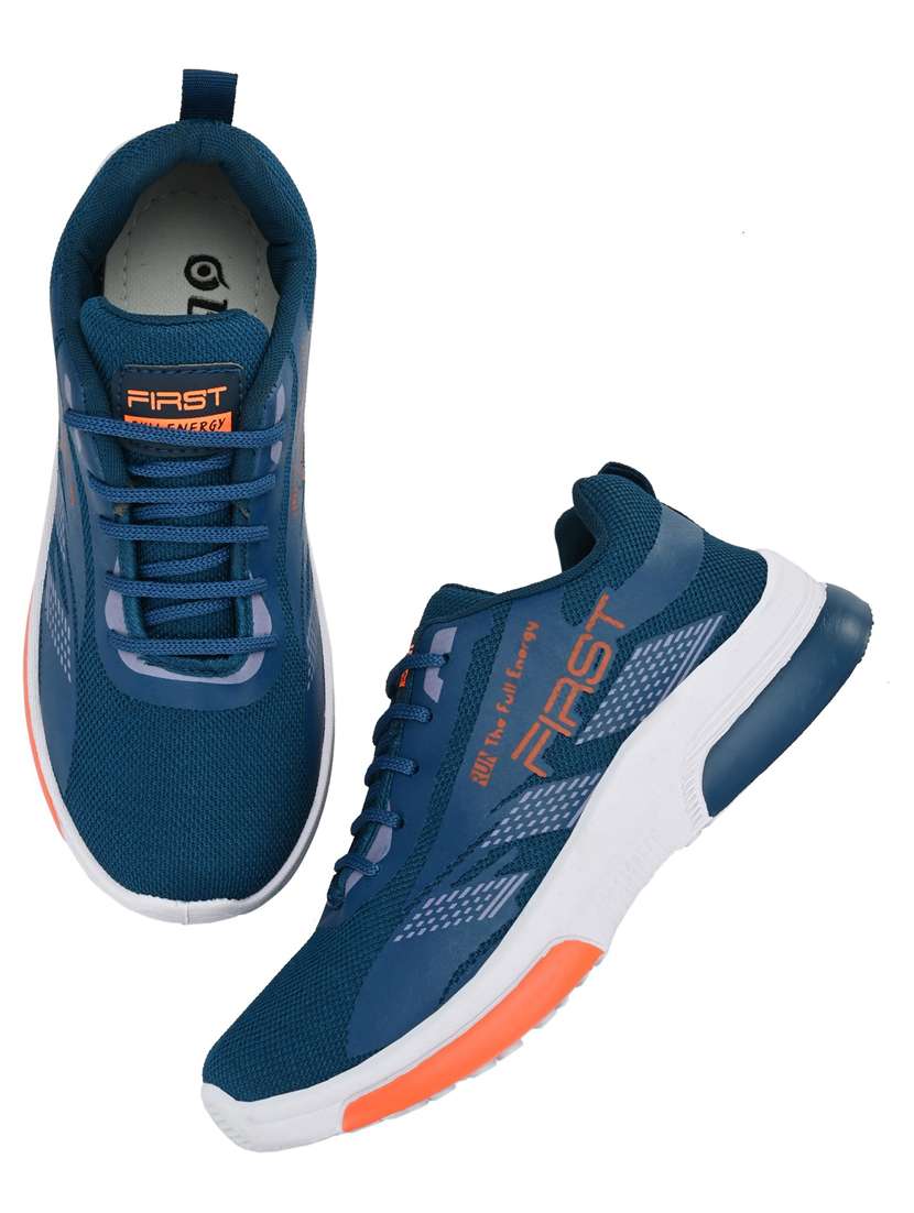 men lace up sport shoes