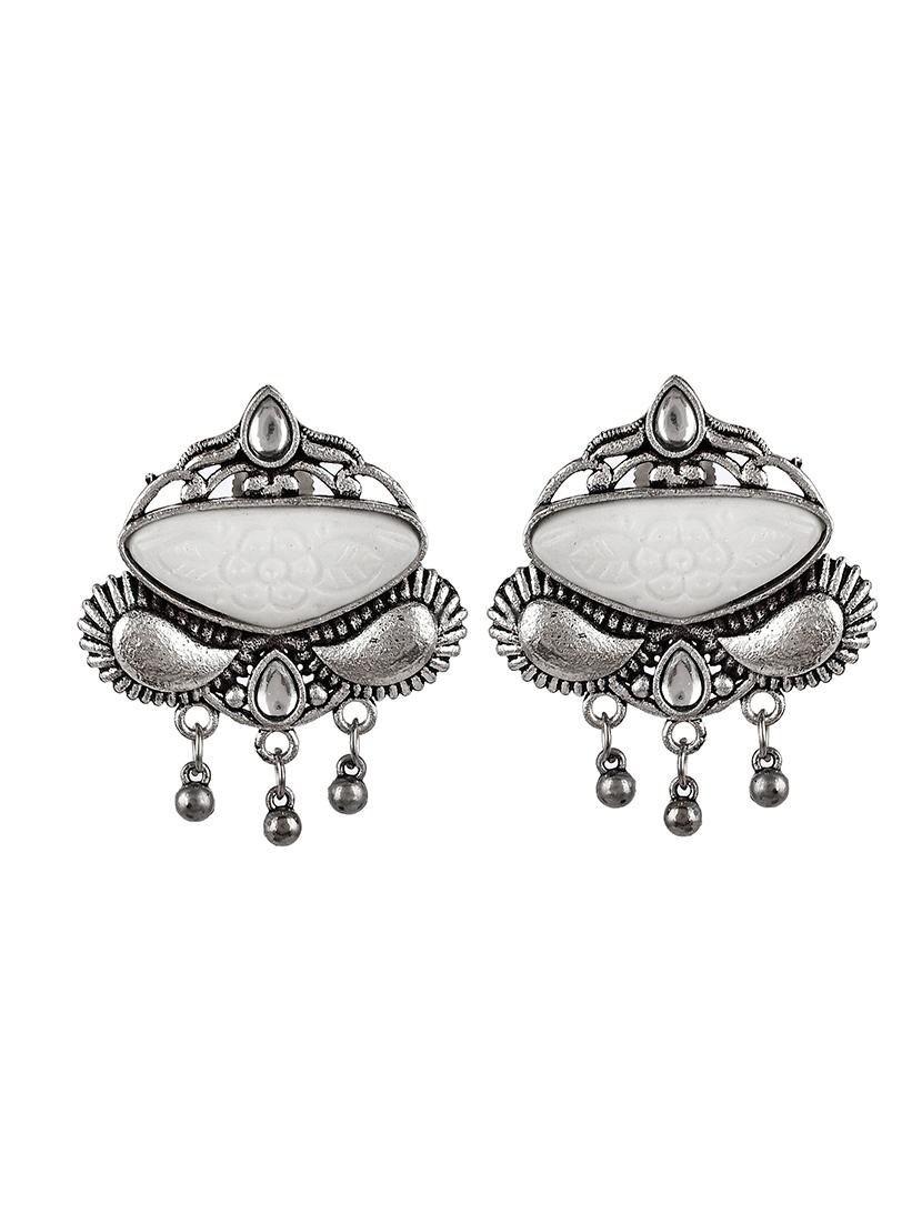 white brass studs earring - 18381346 -  Standard Image - 1