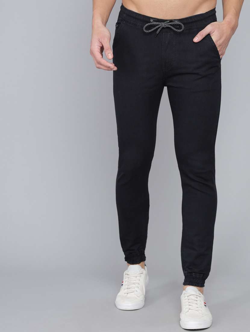 men black solid mid rise jogger