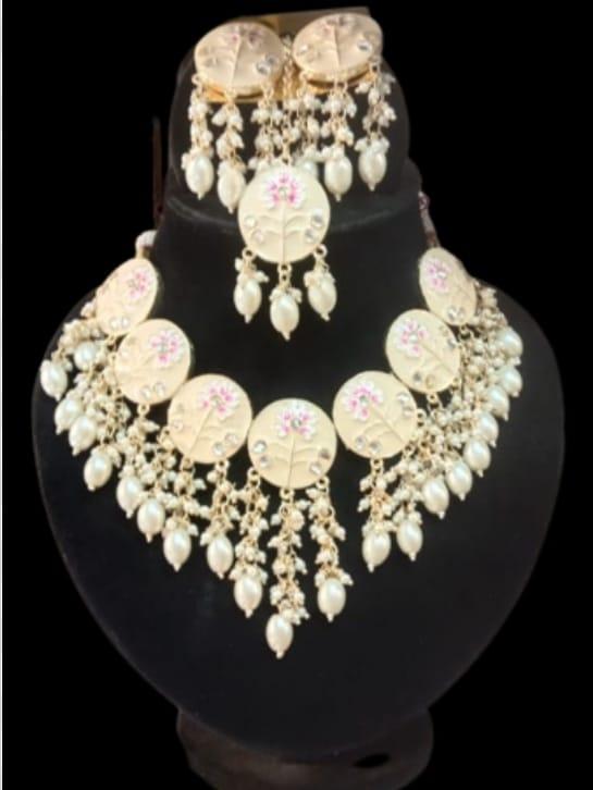 gold metal choker necklaces with earring and maangtikka - 18398445 - Standard Image - 1