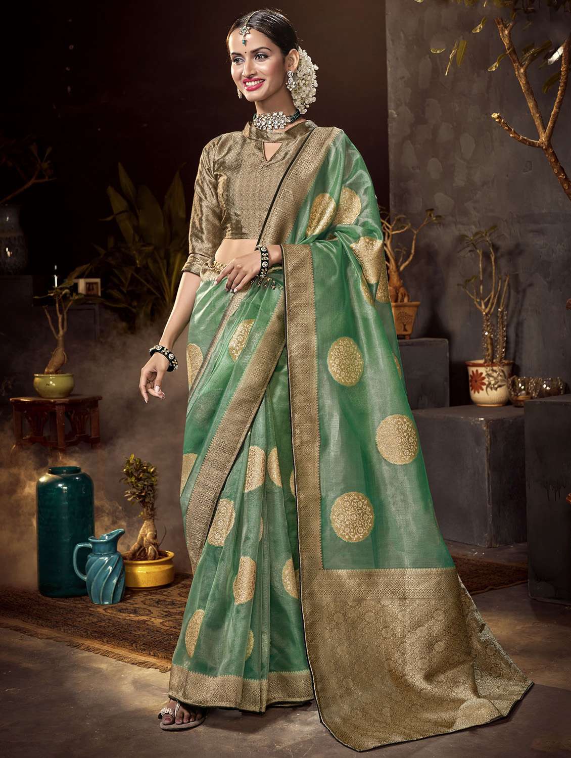 golden zari work handloom saree with blouse