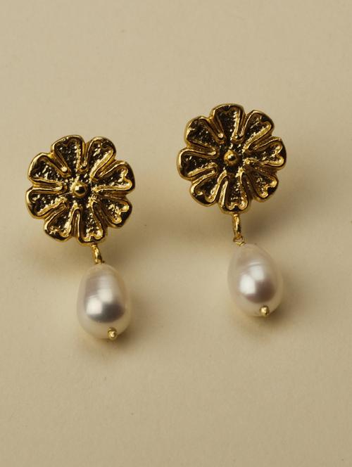pearl flower stud earings - 18449947 - Standard Image - 0