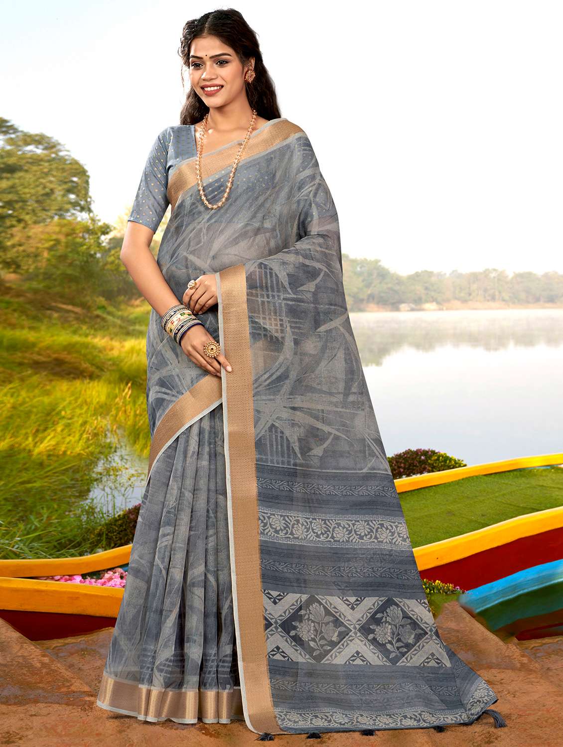 contrast bordered self design woven saree with blouse