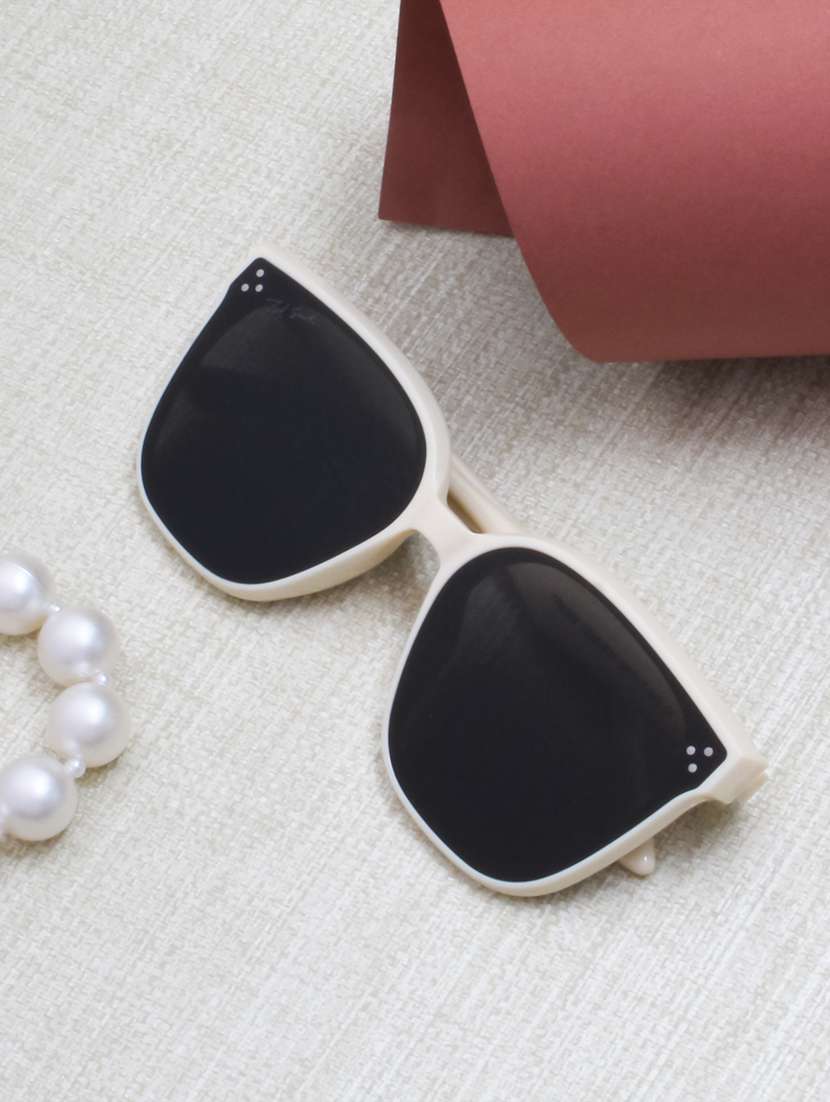 bella square in grey sunglasses 