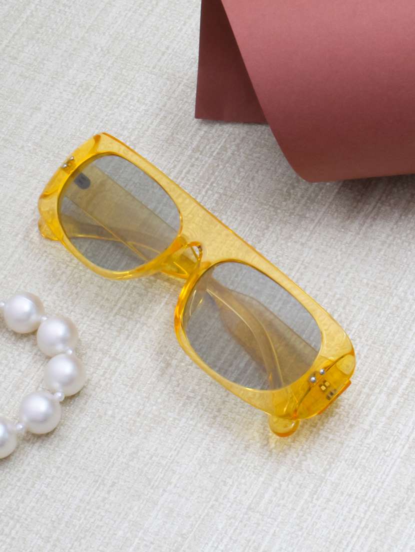 lyon square in grey sunglasses 