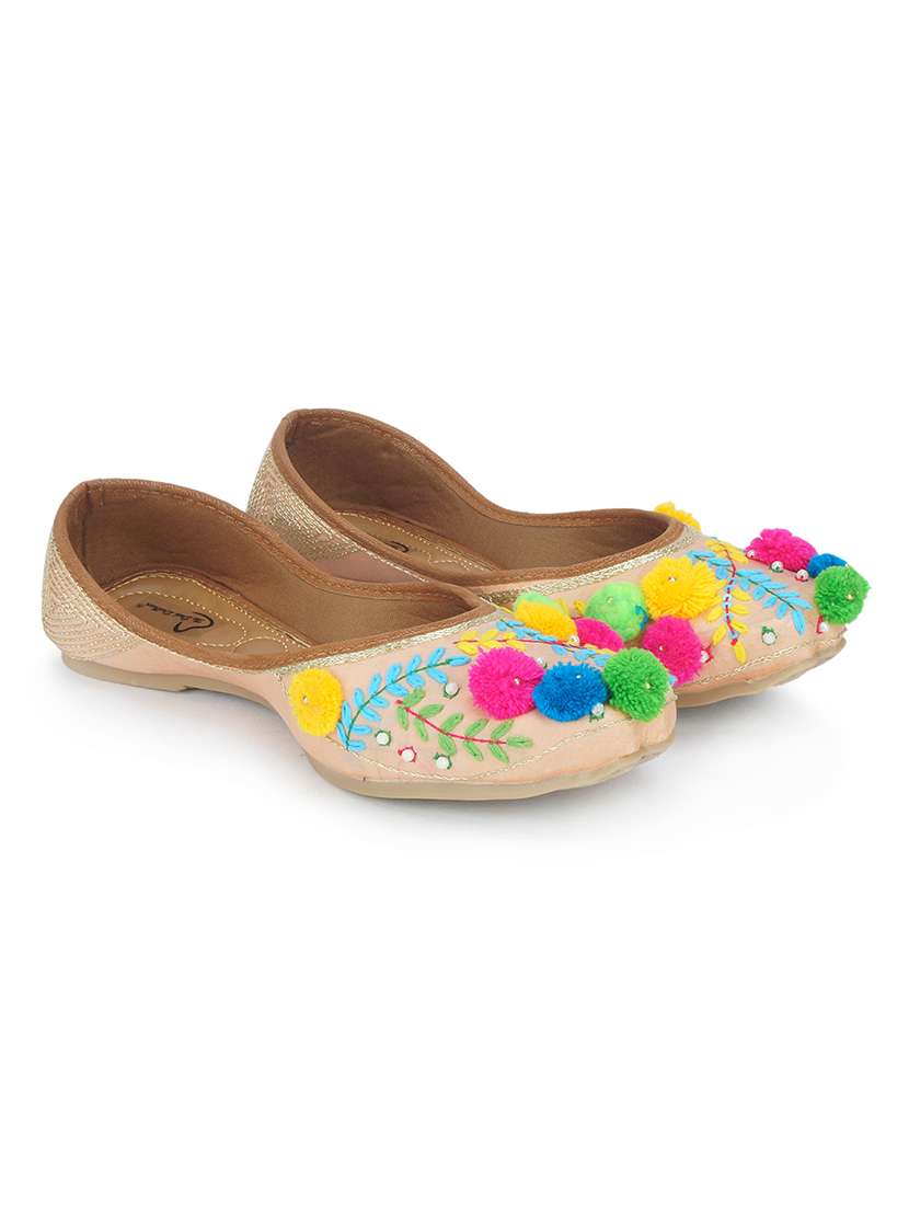 women embroidered ethnic juttis