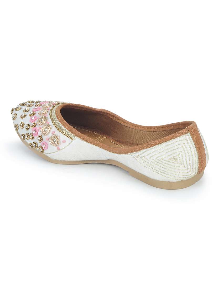 women embellished ethnic juttis - 18463291 -  Standard Image - 4