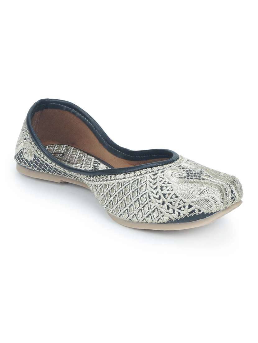 women embroidered ethnic juttis - 18463350 - Standard Image - 1