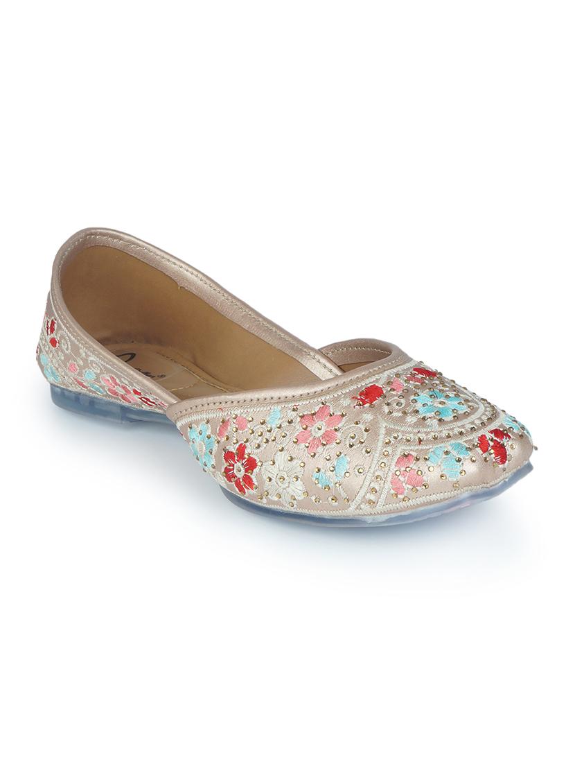women embellished ethnic juttis - 18463414 - Standard Image - 1