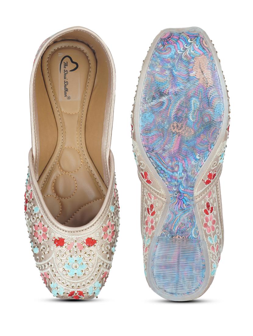 women embellished ethnic juttis - 18463414 - Standard Image - 4