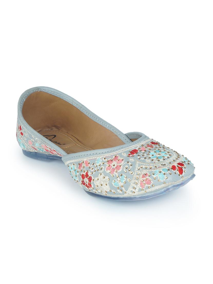 women embellished ethnic juttis - 18463415 -  Standard Image - 1