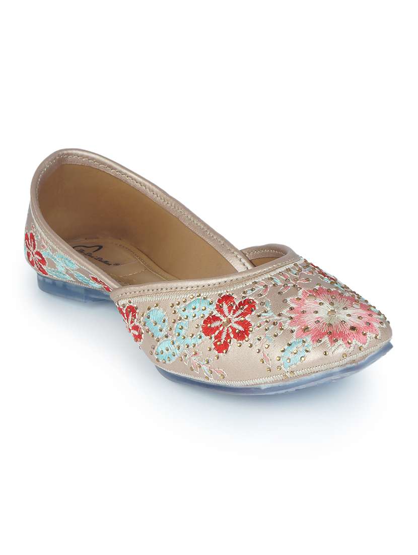 women embellished ethnic juttis - 18463416 -  Standard Image - 1
