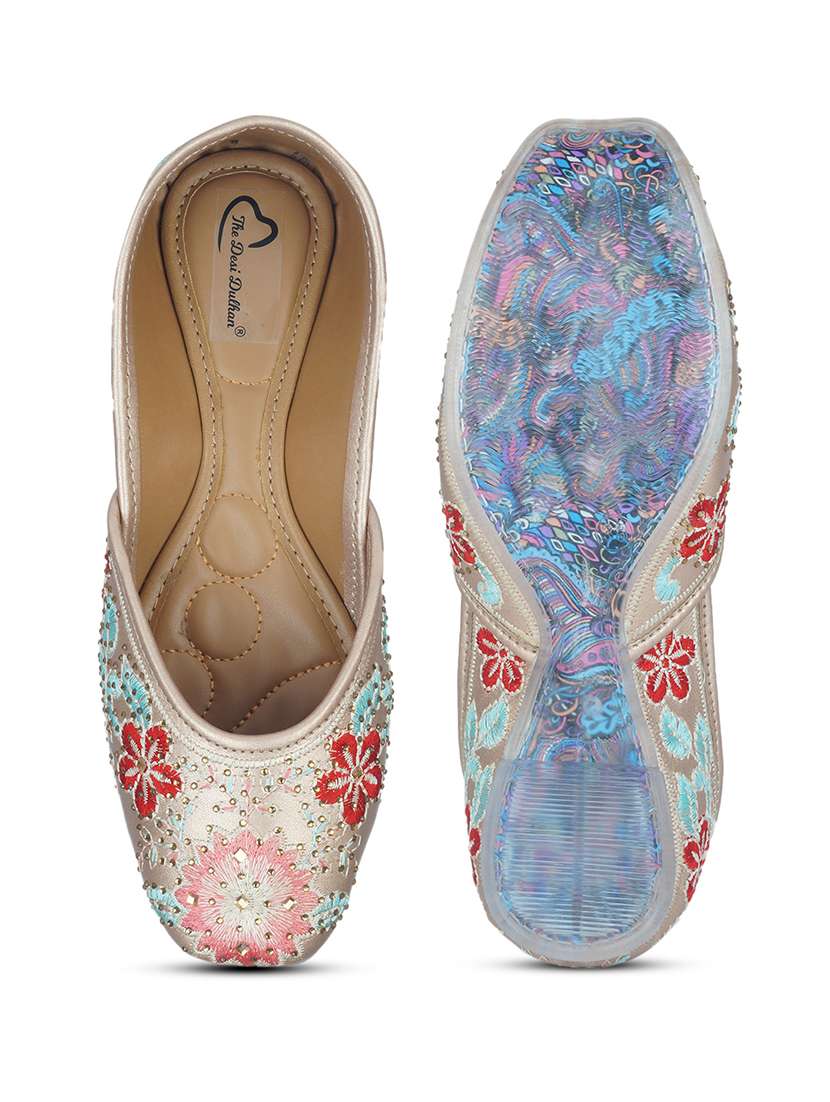 women embellished ethnic juttis - 18463416 - Standard Image - 4