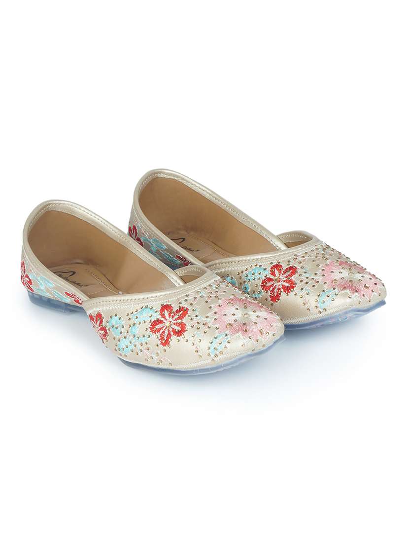 women embellished ethnic juttis