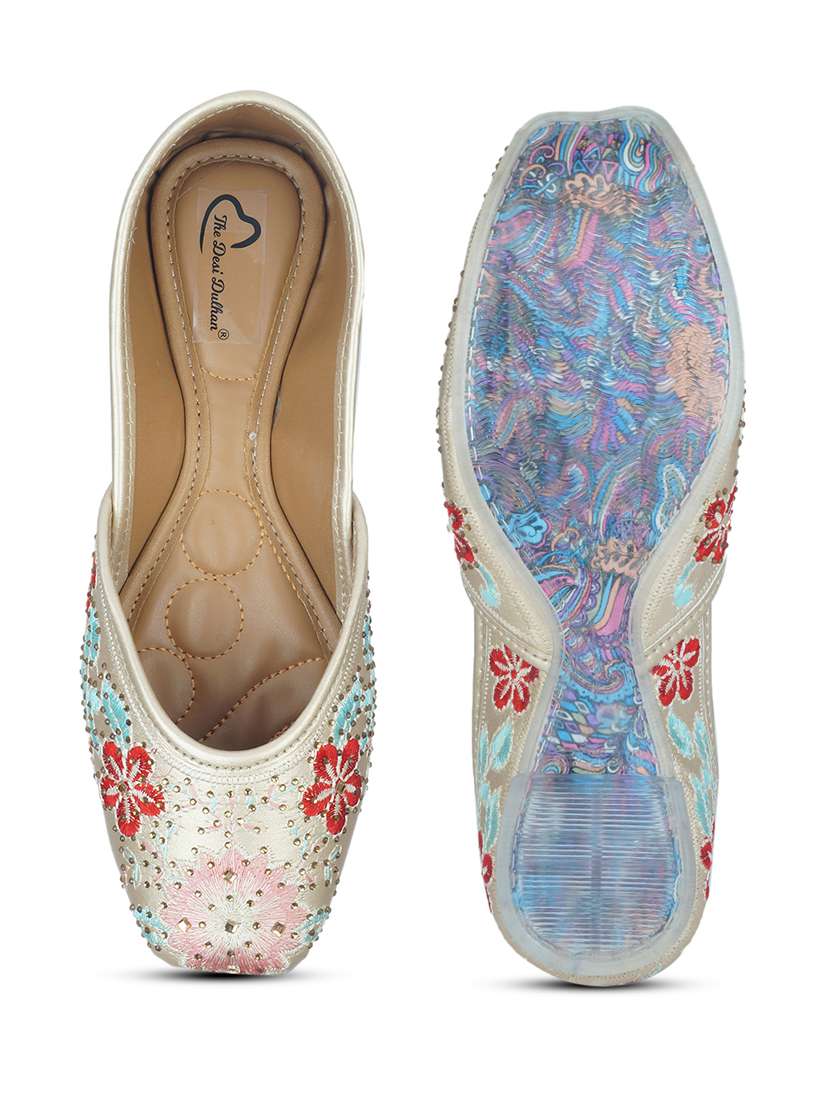 women embellished ethnic juttis - 18463417 - Standard Image - 4