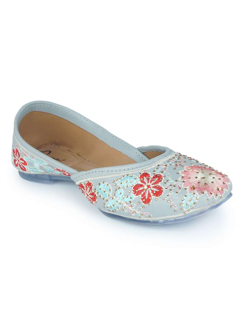 women embellished ethnic juttis - 18463418 -  Standard Image - 1
