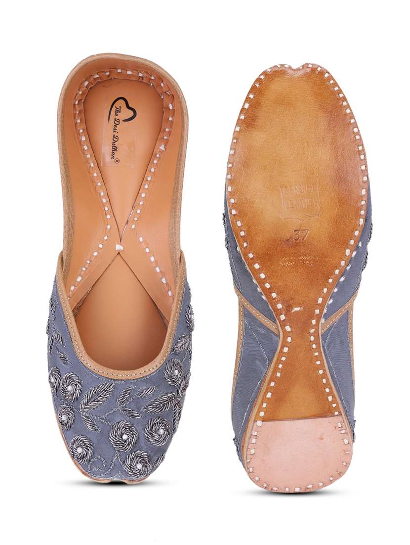 women embellished ethnic juttis - 18463428 -  Standard Image - 4