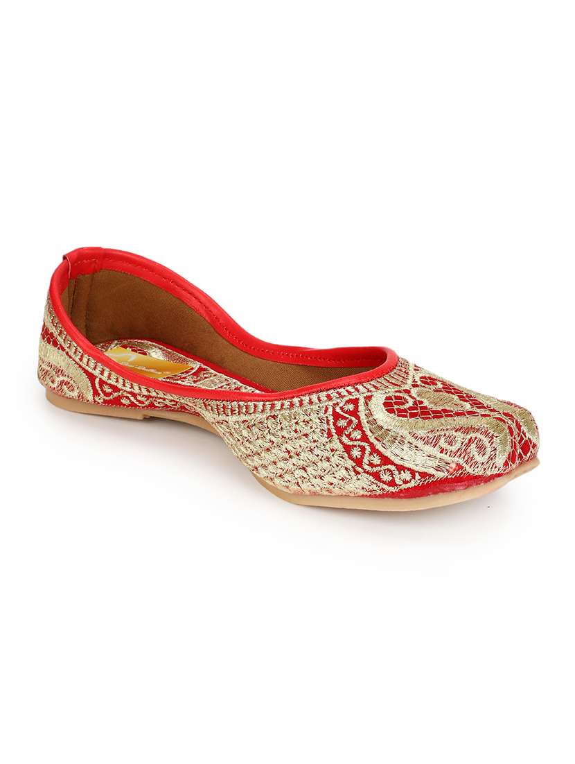 women embroidered ethnic juttis - 18463455 -  Standard Image - 1