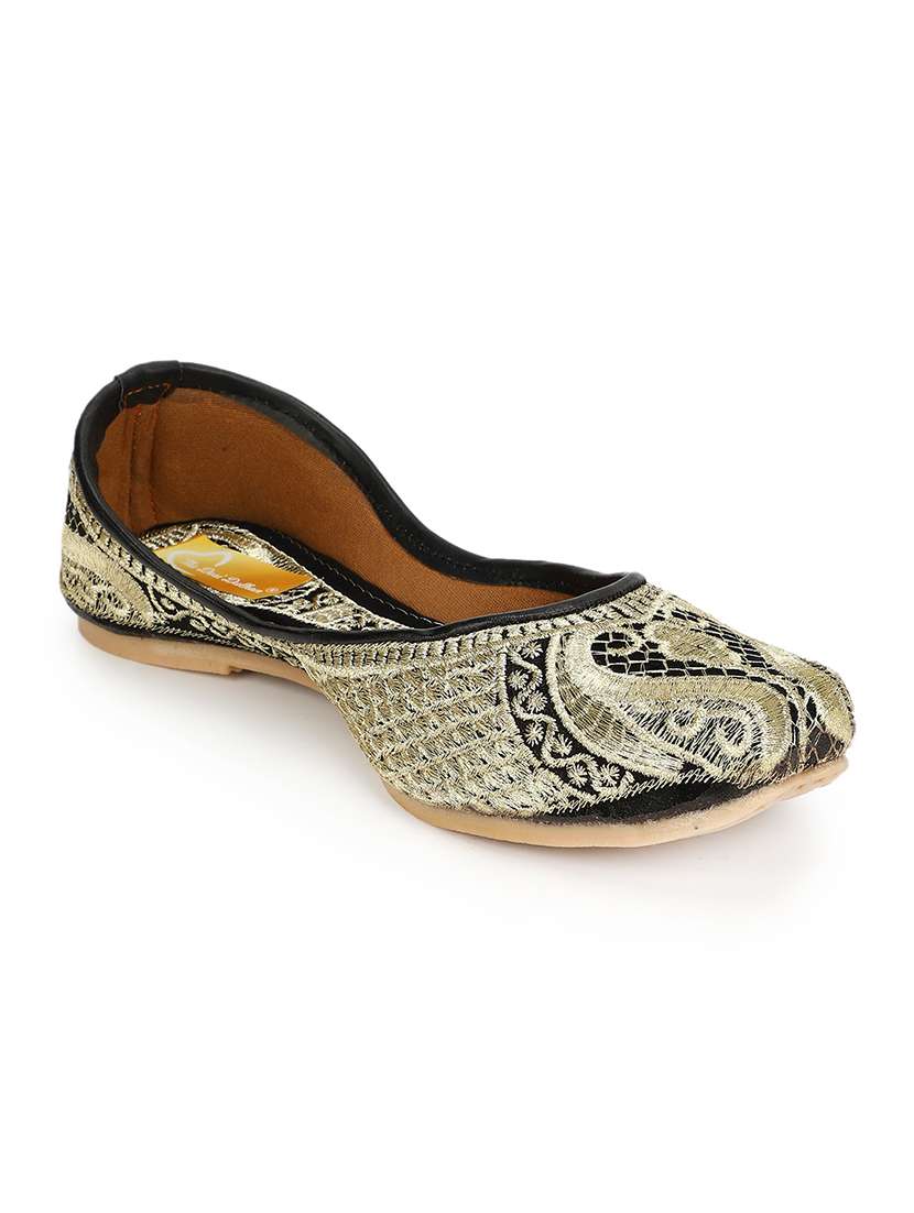 women embroidered ethnic juttis - 18463458 -  Standard Image - 1