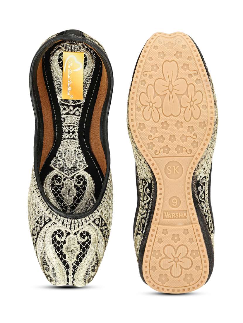 women embroidered ethnic juttis - 18463458 -  Standard Image - 4