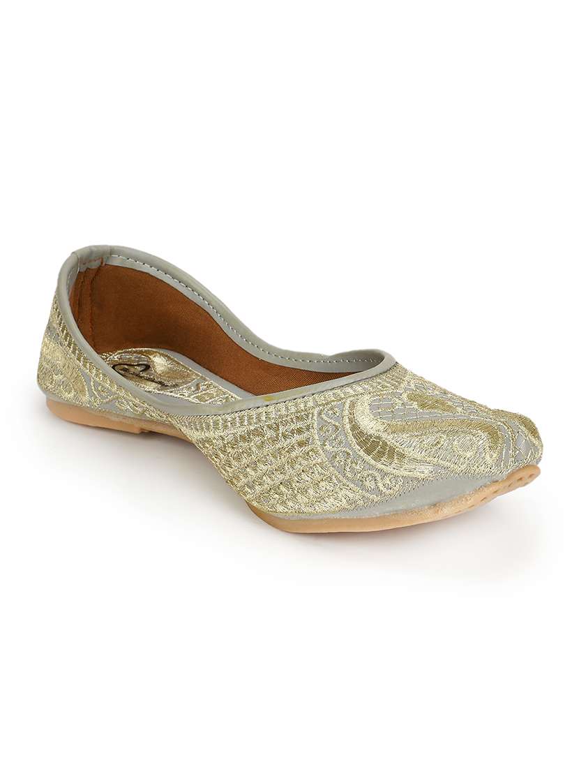 women embroidered ethnic juttis - 18463460 -  Standard Image - 1