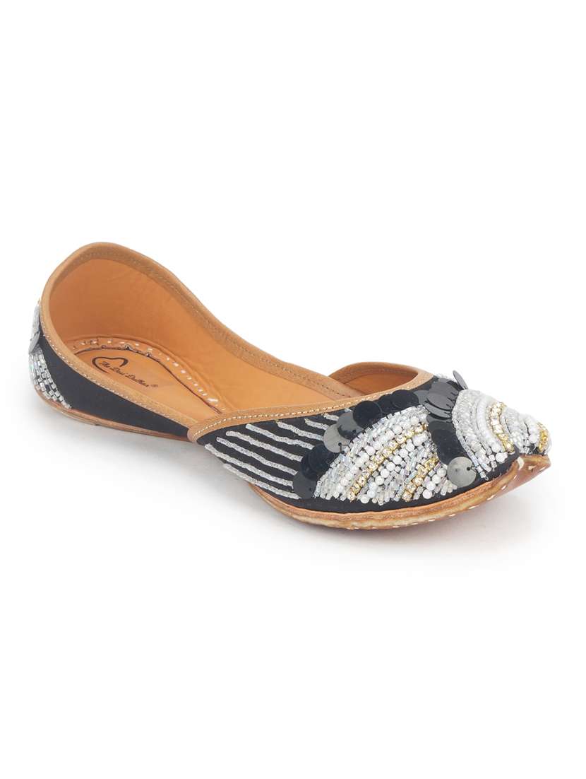 women embellished ethnic juttis - 18463474 -  Standard Image - 1