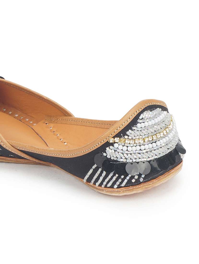 women embellished ethnic juttis - 18463474 -  Standard Image - 4