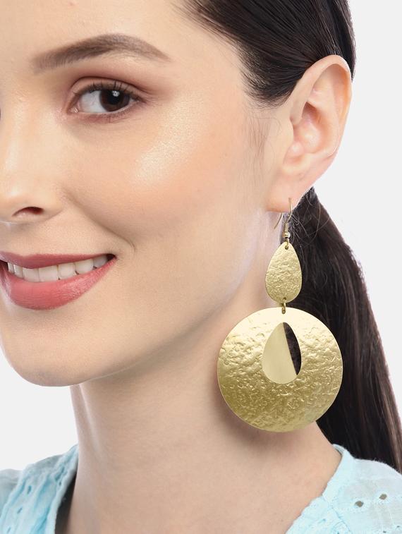 gold metal drop earring - 18513825 - Standard Image - 1