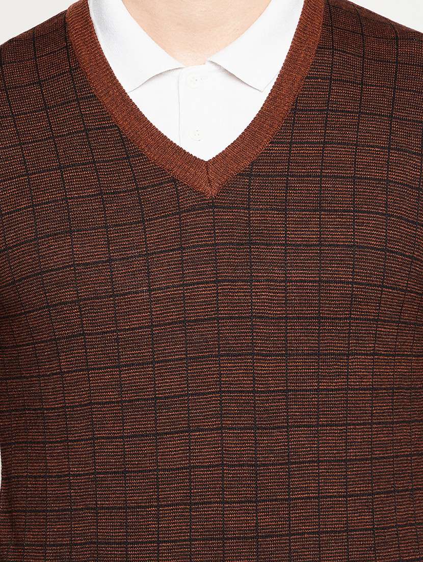 brown checkered pullover - 18522571 -  Standard Image - 4
