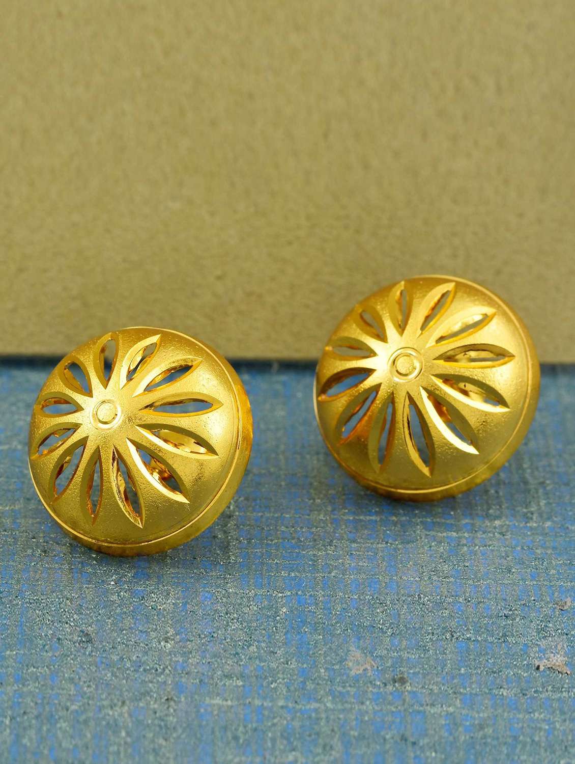 women gold stud earring 