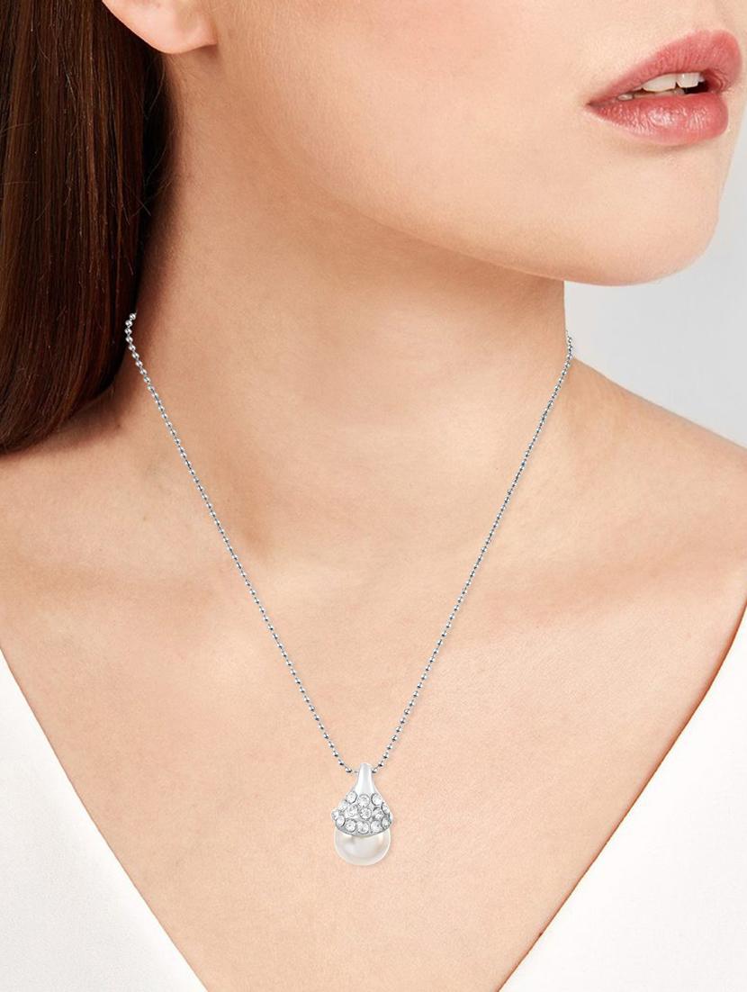 silver metal pendant - 18535873 - Standard Image - 4